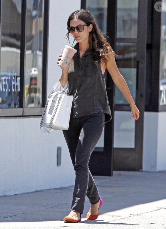 EXCLU : Rachel Bilson sirote son jus dans son coin pendant que son compagnon Hayden Christensen marche devant elle à Los Angeles le vendredi 6 juillet 2012