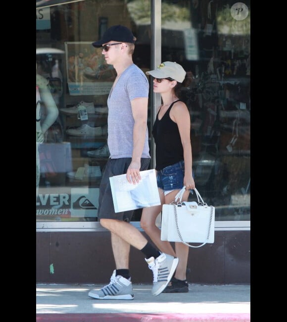 Rachel Bilson et son petit ami Hayden Christensen profitent d'une journée ensoleillée dans le vieux Pasadena à Los Angeles le samedi 7 juillet 2012