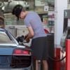 Hayden Christensen met de l'essence dans le vieux Pasadena à Los Angeles le samedi 7 juillet 2012
