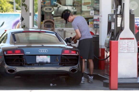 Hayden Christensen met de l'essence dans le vieux Pasadena à Los Angeles le samedi 7 juillet 2012