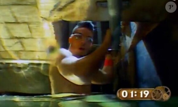 Baptiste Giabiconi, menotté, plonge dans le grand bain pour son épreuve dans l'émission Fort Boyard.