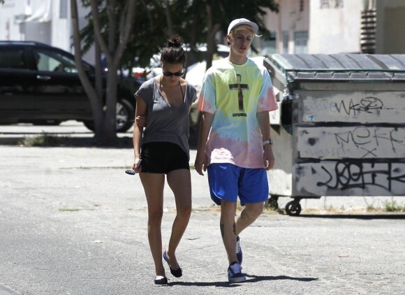 Main dans la main, Tallulah Willis et son chéri Lucas Vercetti vont déjeuner à Studio City, Los Angeles, le 8 juillet 2012
