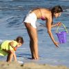 Alessandra Ambrosio ne quitte plus la plage à Los Angeles. Le top a passé une douce journée avec ses amis  et sa fille Anja le 8 juillet 2012