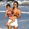 Alessandra Ambrosio profite de sa jolie fille Anja le 8 juillet 2012 sur une plage de Malibu, près de Los Angeles.