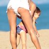 Alessandra Ambrosio profite de sa jolie fille Anja le 8 juillet 2012 sur une plage de Malibu, près de Los Angeles.