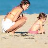 Alessandra Ambrosio profite de sa jolie fille Anja le 8 juillet 2012 sur une plage de Malibu, près de Los Angeles.