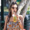 Alessandra Ambrosio déguste son thé glacé après une belle journée à la plage en famille. Le 8 juillet 2012 à Los Angeles