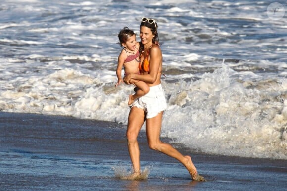 Alessandra Ambrosio et sa fille Anja, complices sur la plage de Malibu.  Los Angeles le 8 juillet 2012