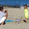 Anja Ambrosio Mazur a passé une belle journée avec ses parents sur la plage à Los Angeles. Le 8 juillet 2012