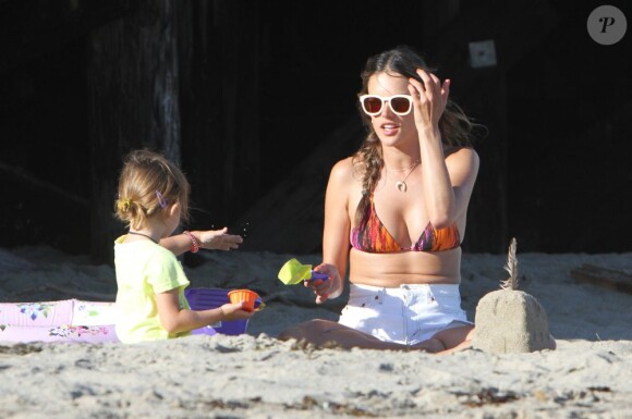 Alessandra Ambrosio a fait sensation sur la plage à Malibu le 8 juillet 2012 avec ses amis et sa fille Anja