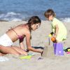 Alessandra Ambrosio a fait sensation sur la plage à Malibu le 8 juillet 2012 avec ses amis et sa fille Anja