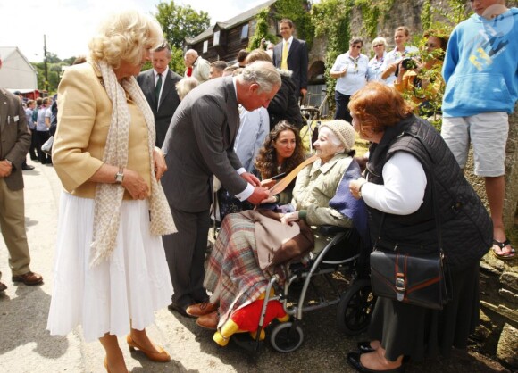 Le prince Charles et Camilla Parker Bowles en visite à Lostwithiel dans la Cornouailles le 4 juillet 2012.