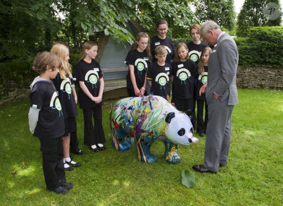 Le prince Charles avec des écoliers lors d'un événement (Green Ambassadors Summit) en faveur de l'environnement, organisé le 5 juillet 2012 dans sa ferme biologique d'Highgrove sous l'égide de la WWF.