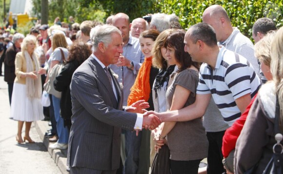 Le prince Charles et Camilla Parker Bowles en visite à Lostwithiel dans la Cornouailles le 4 juillet 2012.