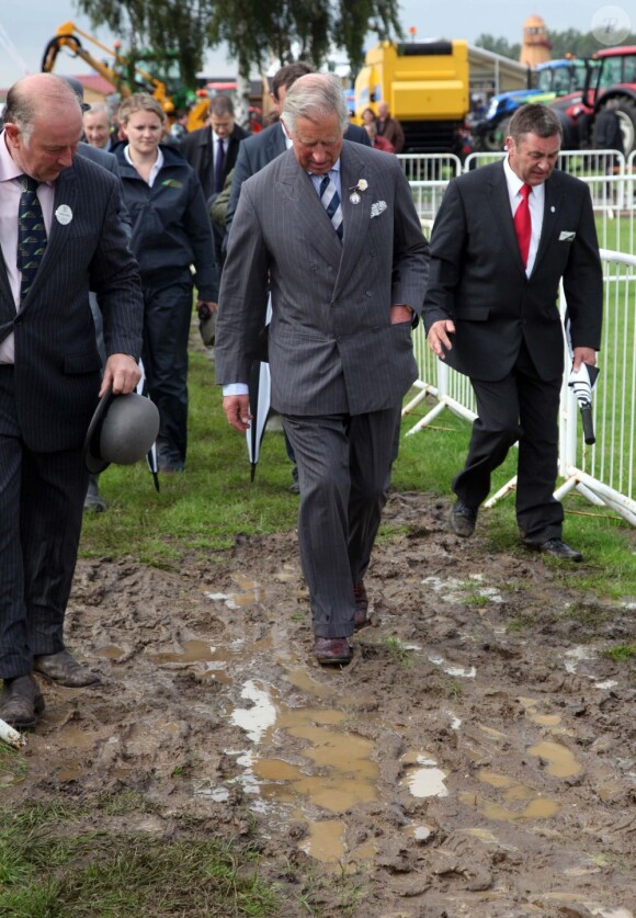 Le prince Charles baigne dans la gadoue à la Foire de Peterborough le 6 juillet 2012