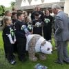 Le prince Charles avec des écoliers lors d'un événement (Green Ambassadors Summit) en faveur de l'environnement, organisé le 5 juillet 2012 dans sa ferme biologique d'Highgrove sous l'égide de la WWF.