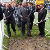 Le prince Charles baigne dans la gadoue à la Foire de Peterborough le 6 juillet 2012