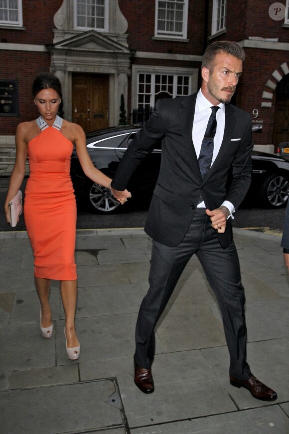 David et Victoria Beckham se rendent dans la boutique Roland Mouret dans le quartier de Mayfair pour l'anniversaire de Simon Fuller. Londres, le 9 juillet 2012.