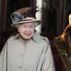 La reine Elizabeth II a accueilli au château de Windsor la flamme olympique, le 10 juillet 2012, lors du 53e jour du relais de la torche olympique, assistant au passage de témoin entre Gina Macgregor et Phil Wells.