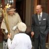La reine Elizabeth II et son mari le prince Philip ont accueilli au château de Windsor la flamme olympique, le 10 juillet 2012, lors du 53e jour du relais de la torche olympique, assistant au passage de témoin entre Gina Macgregor et Phil Wells.