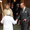 La reine Elizabeth II et son mari le prince Philip ont accueilli au château de Windsor la flamme olympique, le 10 juillet 2012, lors du 53e jour du relais de la torche olympique, assistant au passage de témoin entre Gina Macgregor et Phil Wells.