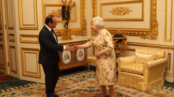 Elizabeth II : Bienvenue à François Hollande en français, et à la flamme des JO