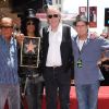 Robert Evans, Jim Ladd et Charlie Sheen, entourent Slash honoré d'une étoile sur le Hollywood Walk of Fame, à Los Angeles le 10 juillet 2012