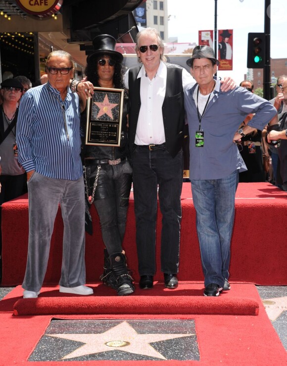 Robert Evans, Jim Ladd et Charlie Sheen, entourent Slash honoré d'une étoile sur le Hollywood Walk of Fame, à Los Angeles le 10 juillet 2012