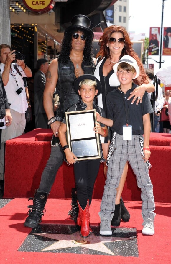 Slash entouré de sa famille, honoré d'une étoile sur le Hollywood Walk of Fame, à Los Angeles le 10 juillet 2012