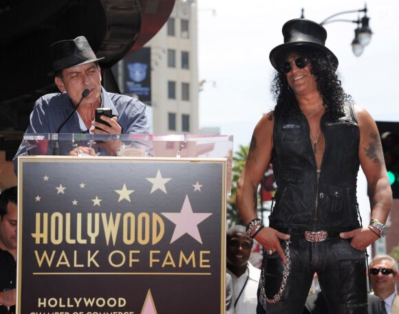 Slash honoré devant son ami Charlie Sheen, d'une étoile sur le Hollywood Walk of Fame, à Los Angeles le 10 juillet 2012