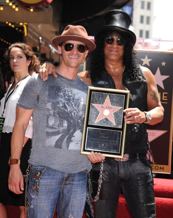 Slash honoré d'une étoile sur le Hollywood Walk of Fame devant Clifton Collins Jr., à Los Angeles le 10 juillet 2012
