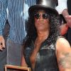 Slash honoré d'une étoile sur le Hollywood Walk of Fame devant son ami Charlie Sheen, Robert Evens et Jim Ladd, à Los Angeles le 10 juillet 2012