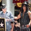 En compagnie de son ami Charlie Sheen, Slash reçoit son étoile au Hollywood Walk of Fame, à Los Angeles le 10 juillet 2012