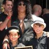 En présence de ses enfants, Slash reçoit son étoile au Hollywood Walk of Fame, à Los Angeles le 10 juillet 2012