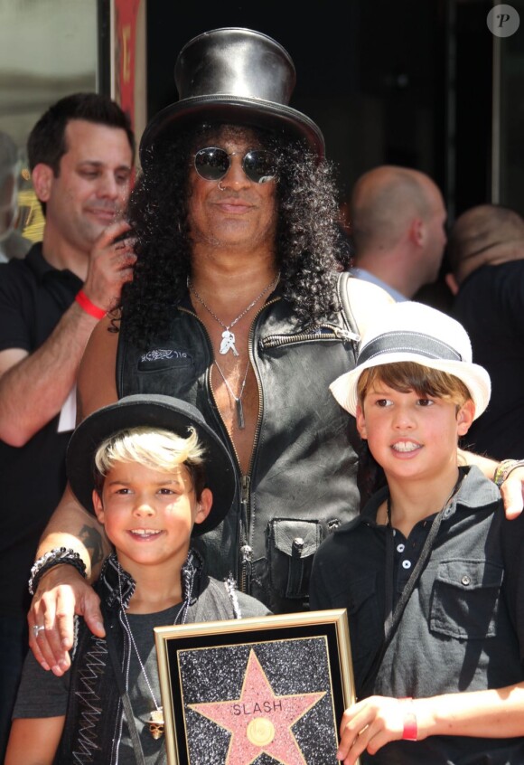 En présence de ses enfants, Slash reçoit son étoile au Hollywood Walk of Fame, à Los Angeles le 10 juillet 2012