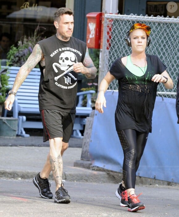 Pink et Carey Hart en plein footing, à New York, le 11 juillet 2012.