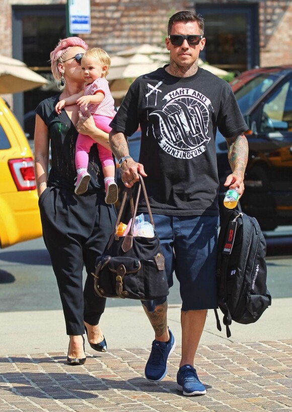 La chanteuse Pink, Carey Hart et leur fille Willow à New York, le 11 juillet 2012.