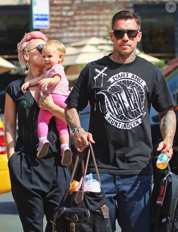 Pink, Carey Hart et leur fille Willow à New York, le 11 juillet 2012.