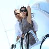 Moment de complicité pour Eric Besson et son épouse Yasmine à bord d'un yacht au large de Saint-Tropez, le 12 juillet 2012.