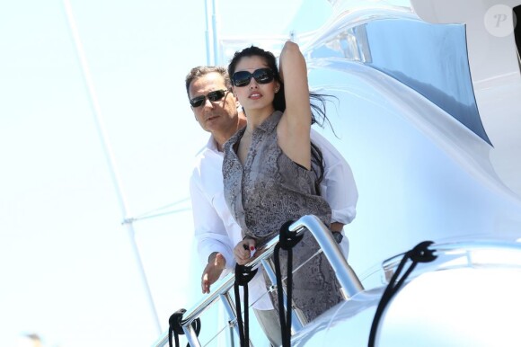 Moment de complicité pour Eric Besson et son épouse Yasmine à bord d'un yacht au large de Saint-Tropez, le 12 juillet 2012.