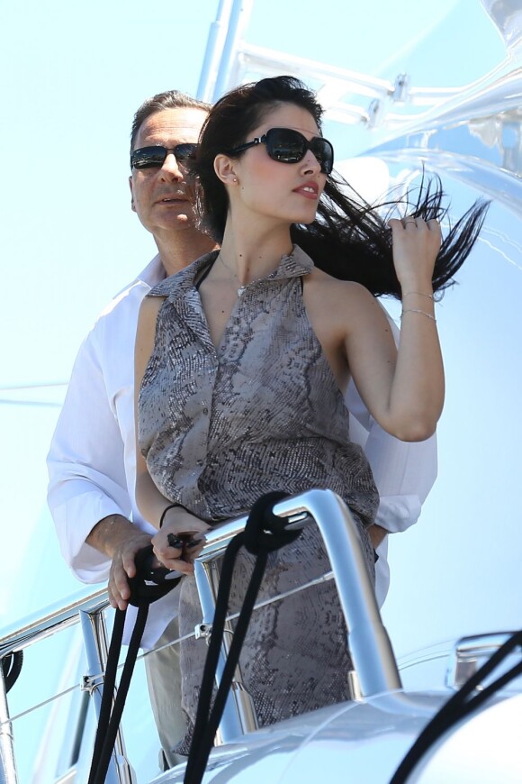 Eric Besson et son épouse Yasmine sur un yacht au large de Saint-Tropez, le 12 juillet 2012.