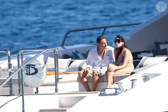 Eric Besson et son épouse Yasmine à bord d'un yacht au large de Saint-Tropez, le 12 juillet 2012.