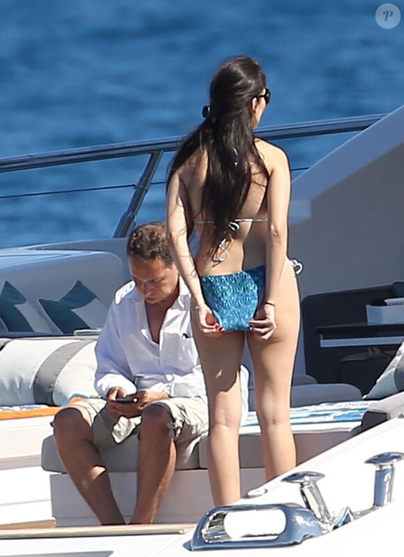 L'ancien ministre Eric Besson et son épouse Yasmine à bord d'un yacht au large de Saint-Tropez, le 12 juillet 2012.