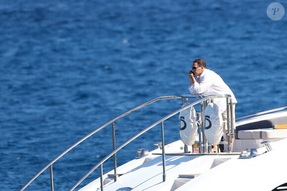 Eric Besson à bord d'un yacht au large de Saint-Tropez, le 12 juillet 2012.
