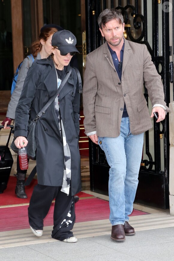 Madonna sort de son hôtel parisien, Le Ritz, pour s'envoler vers Bruxelles, le 12 juillet 2012.