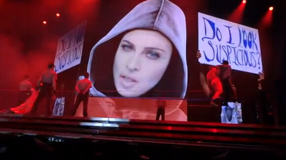 Le clip Nobody Knows Me, diffusé durant le concert de Madonna à Tel-Aviv le 31 mai 2012