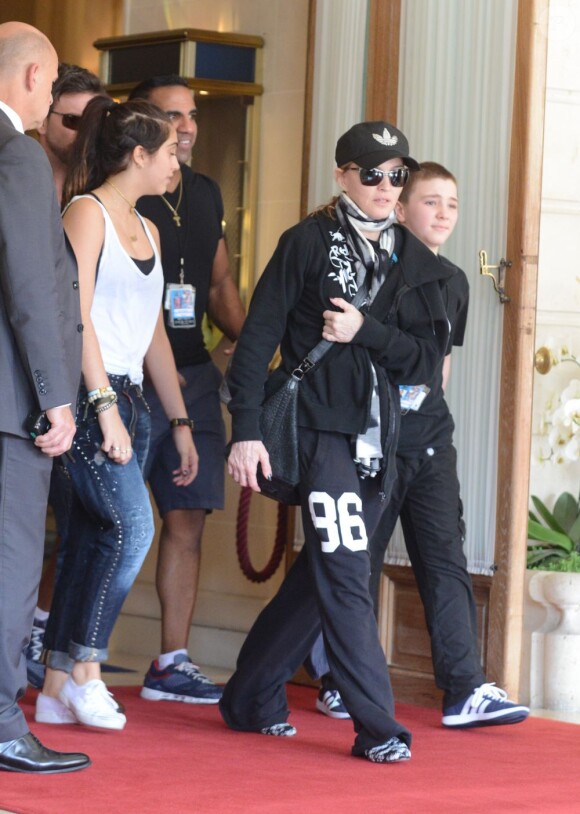 Madonna sort de son hôtel du Ritz à Paris le 14 juillet 2012 avec ses enfants Lourdes et Rocco