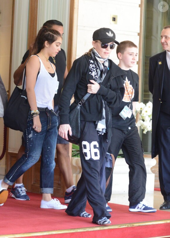 Entourée de ses enfants Lourdes et Rocco, Madonna sort de son hôtel du Ritz à Paris le 14 juillet 2012