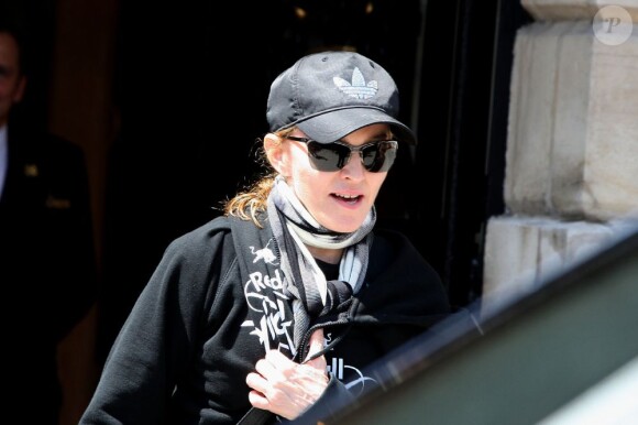 Madonna sort de son hôtel du Ritz à Paris le 14 juillet 2012 avec ses enfants Lourdes et Rocco