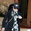 Très discrète, Madonna sort de son hôtel du Ritz à Paris le 14 juillet 2012